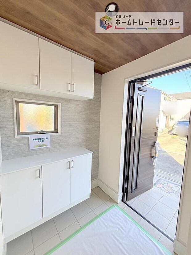 【玄関】玄関に備え付けのシューズボックス。大容量の収納力でご家族の履物もすっきり収納できます♪片付けが楽になる豊富な収納は、日々のストレス軽減にもつながります。