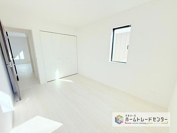 【洋室】収納を完備している居室です。収納が豊富な住宅は居室空間がしっかりと使えるので暮らしやすさが断然に上がります。荷物をを気にすることなく家具の配置をお好み通りにできるのも大きな魅力です。