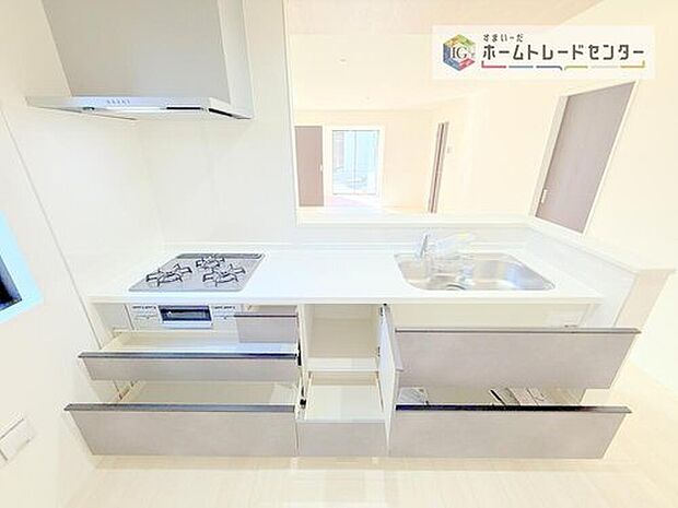 【【システムキッチン】】見栄えもよくお手入れもスムーズに出来ます。豊富な収納力もございますので、キッチンスペースをスッキリとお使い頂けそうです。

