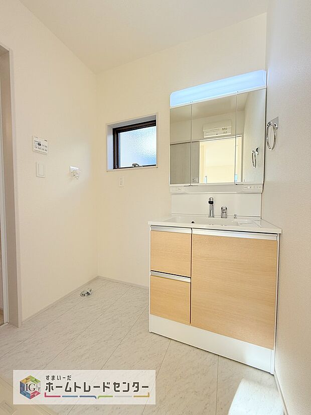 【【洗面所】】合わせ鏡が可能な3面鏡です。朝の忙しい時間でもの身だしなみのチェックもここだけで完結できます。もちろん鏡の後ろは充分な収納力を持った収納となっており、視界に入る部分はスッキリと片付きます。