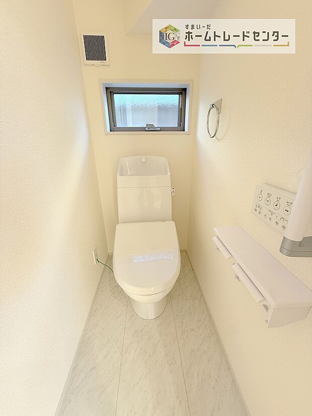 【【トイレ】】暖房機能の付いた便座は冬の寒い日にはあって良かったと本当に思います。もちろん快適で清潔なシャワー機能は標準で備えています。スペースも広くとっているので普段のお掃除もしやすいトイレスペースです。