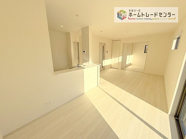 【リビング】対面キッチン前の空間を広めにとっておりますので、ダイニングテーブルを置いてご家族皆様で食卓を囲ってもらっても充分なスペースがございます。家族で楽しいお食事のお時間をお過ごしください。