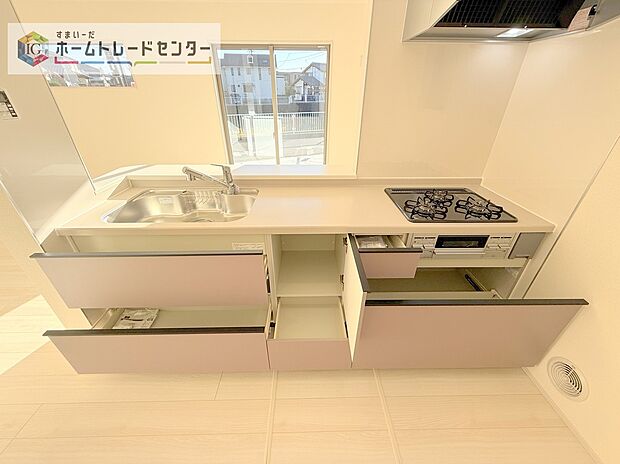 【【システムキッチン】】見栄えもよくお手入れもスムーズに出来ます。豊富な収納力もございますので、キッチンスペースをスッキリとお使い頂けそうです。