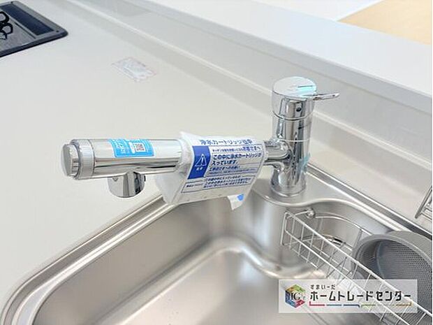 【【浄水器】】浄水カートリッジ内蔵で場所を取らずに見た目もスッキリ。ノズルはシャワーヘッドになっておりお掃除も楽々です。