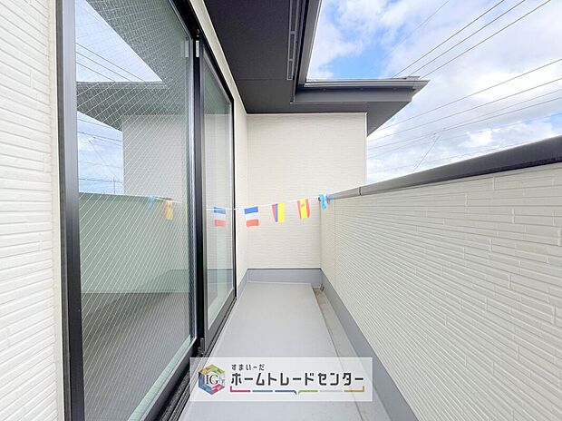 【バルコニー】南面に面したバルコニーはもちろん日当たり良好です。お洗濯物を干していただく際にも楽にできるように奥行きを広くお取りいたしました。明るく、暖かなゆとりあるスペースで快適に家事を行っていただけます。