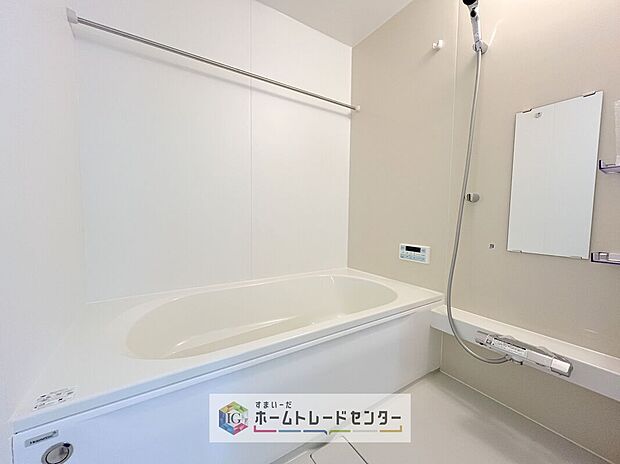 【【浴室】】一坪タイプのユニットバスは、足をしっかりと延ばして一日の疲れを癒すことが可能です。浴室暖房乾燥機も完備しておりますので、カビの心配が無いのはもちろん、雨の日のお洗濯物はお風呂で乾かせます。