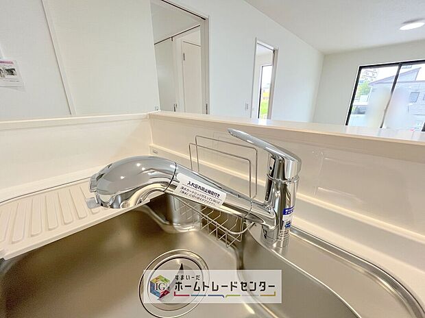 【【浄水器】】浄水カートリッジ内蔵で場所を取らずに見た目もスッキリ。ノズルはシャワーヘッドになっておりお掃除も楽々です。