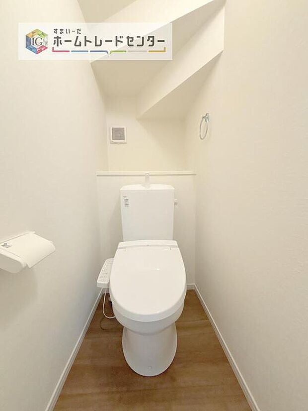 【【トイレ】】暖房機能の付いた便座は冬の寒い日にはあって良かったと本当に思います。もちろん快適で清潔なシャワー機能は標準で備えています。スペースも広くとっているので普段のお掃除もしやすいトイレスペースです。