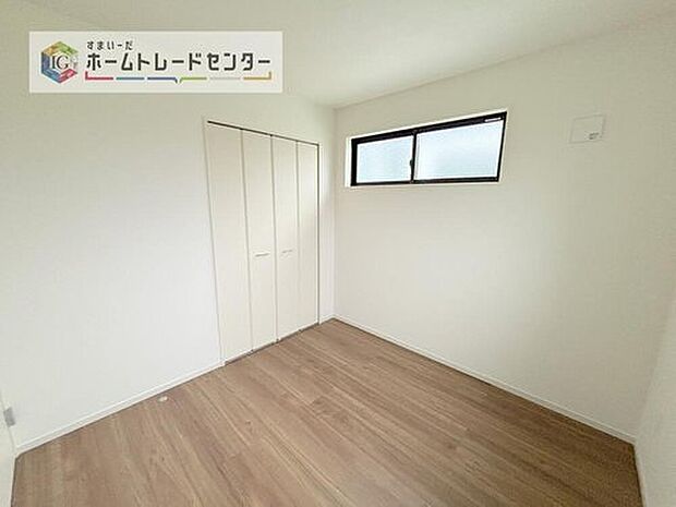 【【全居室フローリング】】カーペットや畳のようにほこりや汚れが繊維に入り込むことがないので、とても掃除やお手入れがしやすいです。子供たちの食べこぼしなどで床が汚れてしまった場合も手間がかかりません！