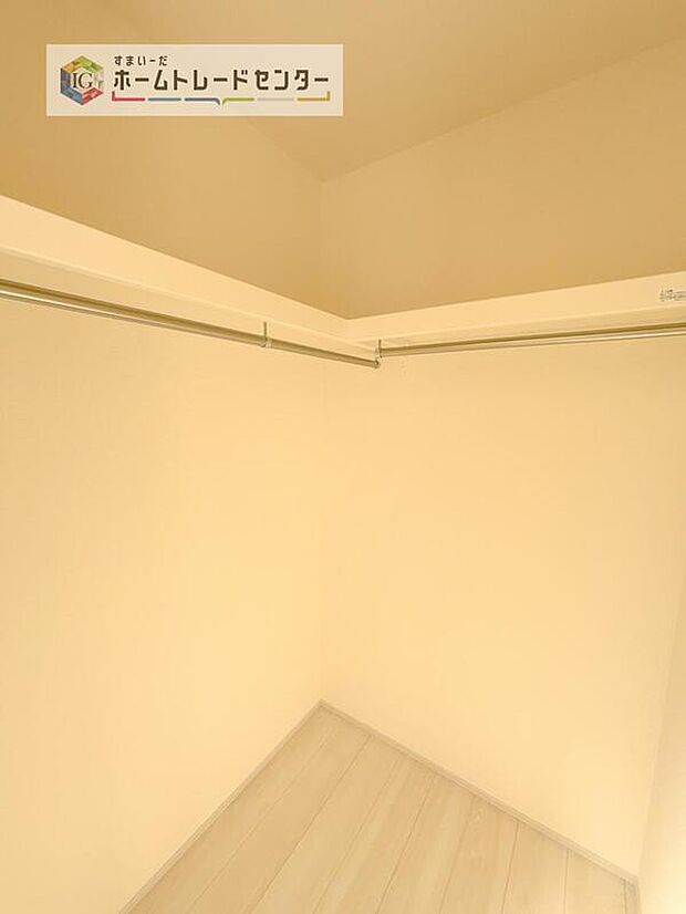 【収納】分かりにくくてすみません、ウォークインクローゼットです。各部屋に収納があるのはもちろんですが、同規模の収納をこの物件では3つ設けました。居室はスッキリとなり、空間を最大限有効利用していただけます。