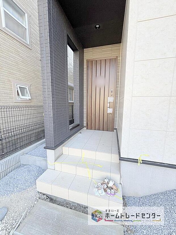 【玄関】駐車場横のアプローチを上がると、木目調の高級感のある玄関ドアがございます。玄関を開けると広々とした空間と収納も目の前に！玄関が広い家は入った瞬間から気持ちが良いです。ぜひご自身で確かめて見て下さい。