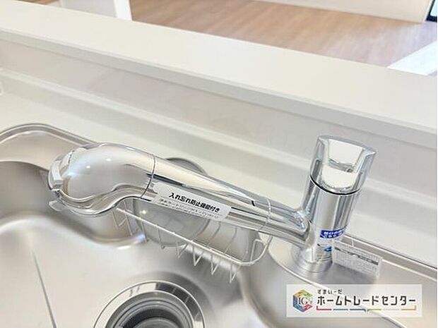 【浄水器】浄水カートリッジ内蔵で場所を取らずに見た目もスッキリ。ノズルはシャワーヘッドになっておりお掃除も楽々です。