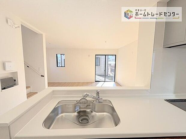 【キッチン】キッチンからリビングの視界です。家事をしていてもしっかりご家族とコミュニケーションをお取りいただけます。お片付けの当番になった方もこれでしっかりと話題の中に入っていけます。