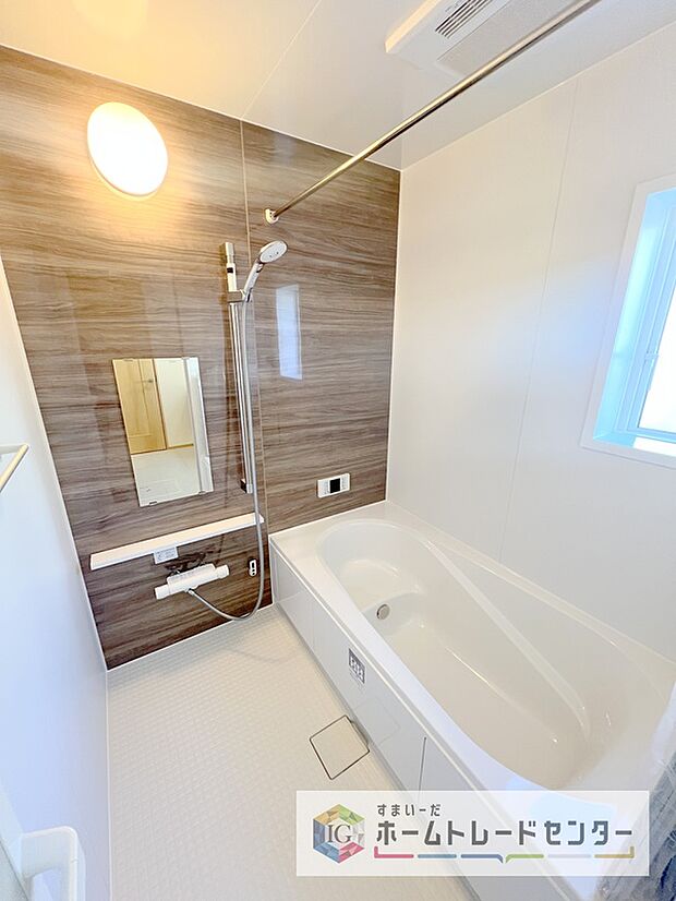 【【浴室】】一坪タイプのユニットバスは、足をしっかりと延ばして一日の疲れを癒すことが可能です。浴室暖房乾燥機も完備しておりますので、カビの心配が無いのはもちろん、雨の日のお洗濯物はお風呂で乾かせます。
