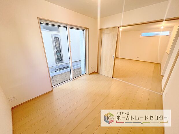 【洋室】リビング隣接の洋室は、その機能を発揮できるようしっかりとした広さをお取りいたしました。普段は開放スペース、お子様の遊び場、お客様がいらしたとき、ご両親様がお泊りに来た時など、色々と使い道がございます。