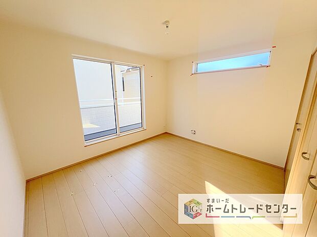 【洋室】日当りの良さは写真でも充分に伝わるかと思いますが、開放感のある周囲にめぐまれたおかげで、風通しもとても良くなっております。ぜひ現地を見ていただき体感していただきたいポイントです。