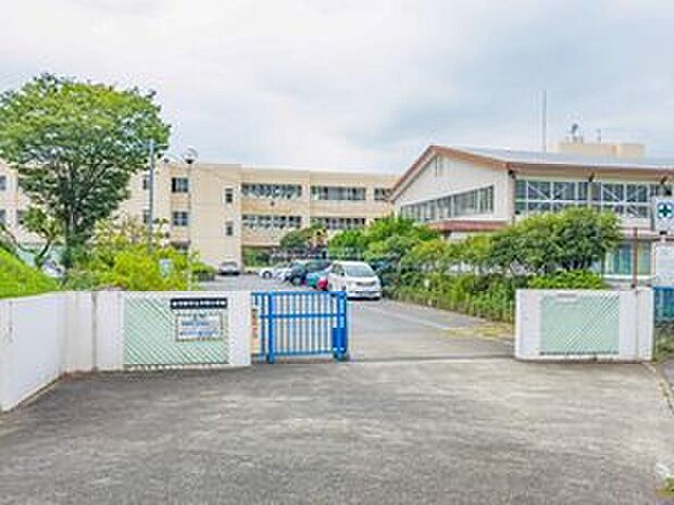 春日部市立中野小学校(約270m)