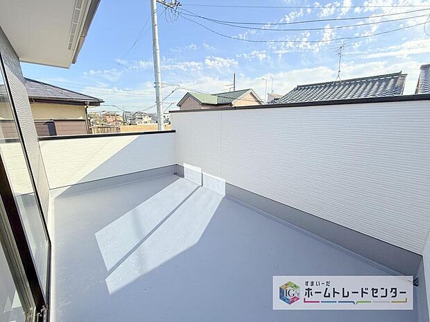 【バルコニー】お洗濯物を干したり、日光浴をしたり、色々なことにお使いいただくバルコニーは、外から見た際に建物の見た目にも大きな影響を与える要素の一つです。自慢の我が家としていただくために形にもこだわりました。