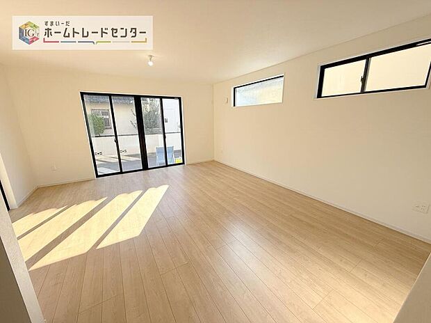 【リビング】広々としたリビングは南側に設けた掃き出し窓からたくさんの陽光を取り入れてくれます。家族が集まる空間ですからやはり明るさと、暖かさは大切です。広さがありますので家具の配置に悩まなくて済むのも良いです。