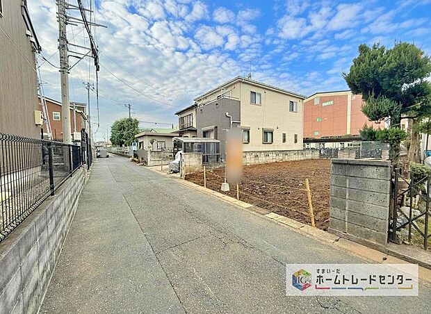 【前面道路含む現地写真】モデルハウスのご案内や、仕様や色の説明も細かくさせていただきます。弊社は飯田グループホールディングス唯一の販売専門会社になるので、細部まで説明いたします。もちろん住宅ローンのご相談だけでも大丈夫です。