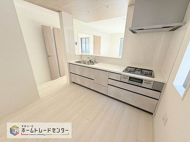 【キッチン】人気の対面式キッチン☆お食事の準備をしながらでもご家族とのコミュニケーションを楽しめます♪スライドタイプの収納を採用してますので、奥までしっかりと収納空間を利用できます。取り出しも簡単に♪
