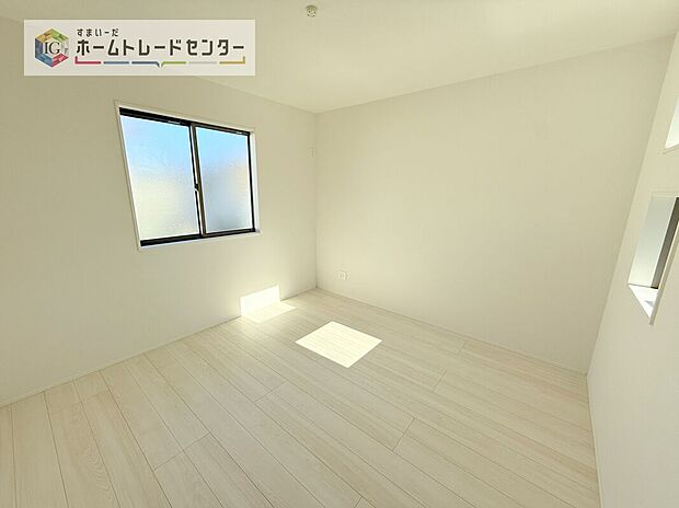 【洋室】2面採光の洋室です。窓からの眺望もよくなり視界が広いので、部屋にいても飽きません、そしてもちろん大切なのは明るさと風通し、明るい日差しと心地よい風で自分のお部屋でくつろげる贅沢をご提供します。
