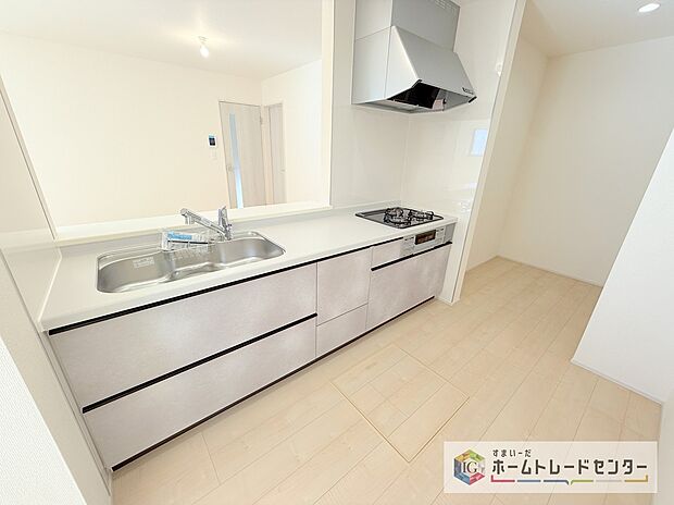 【キッチン】人気の対面式キッチン☆お食事の準備をしながらでもご家族とのコミュニケーションを楽しめます♪スライドタイプの収納を採用してますので、奥までしっかりと収納空間を利用できます。取り出しも簡単に♪
