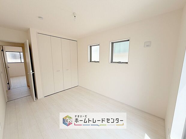【洋室】各居室に収納を完備しております。収納が豊富な住宅は居室空間がしっかりと使えるので暮らしやすさが断然に上がります。荷物をを気にすることなく家具の配置をお好み通りにできるのも大きな魅力です。
