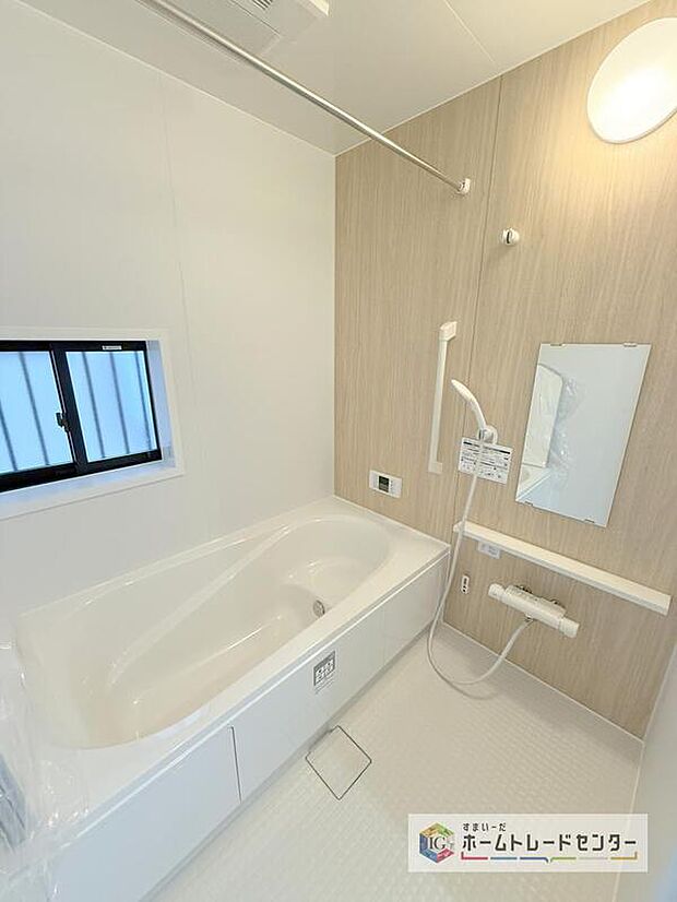 【【浴室】】一坪タイプのユニットバスは、足をしっかりと延ばして一日の疲れを癒すことが可能です。浴室暖房乾燥機も完備しておりますので、カビの心配が無いのはもちろん、雨の日のお洗濯物はお風呂で乾かせます。