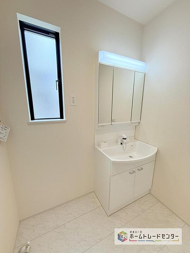 【【洗面所】】合わせ鏡が可能な3面鏡です。朝の忙しい時間でもの身だしなみのチェックもここだけで完結できます。もちろん鏡の後ろは充分な収納力を持った収納となっており、視界に入る部分はスッキリと片付きます。