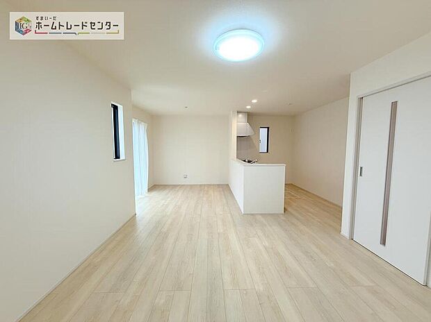 【リビング】縦長で奥行きのあるリビングは、家具の配置がしやすく使い勝手が非常に良いです。特にソファを配置した時にその便利さがお分かりいただけると思います。ゆったりと、くつろげる場所でなくてはならないと考えています