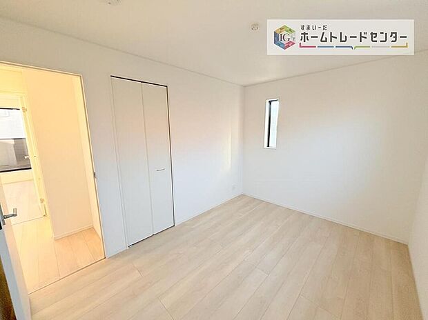 【リビング以外の居室】収納を完備している居室です。収納が豊富な住宅は居室空間がしっかりと使えるので暮らしやすさが断然に上がります。荷物を気にすることなく家具の配置をお好み通りにできるのも大きな魅力です。