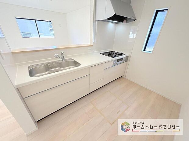 【【キッチン】】人気の対面式キッチン☆スライドタイプの収納を採用してますので、奥までしっかりと収納空間を利用できます。取り出しも簡単に♪