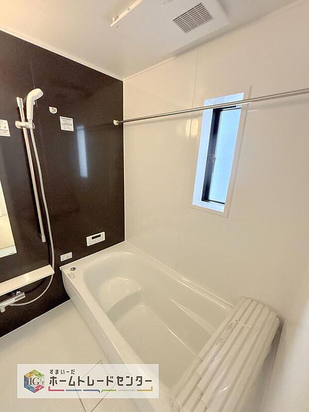 【【浴室】】一坪タイプのユニットバスは、足をしっかりと延ばして一日の疲れを癒すことが可能です。浴室暖房乾燥機も完備しておりますので、カビの心配が無いのはもちろん、雨の日のお洗濯物はお風呂で乾かせます。