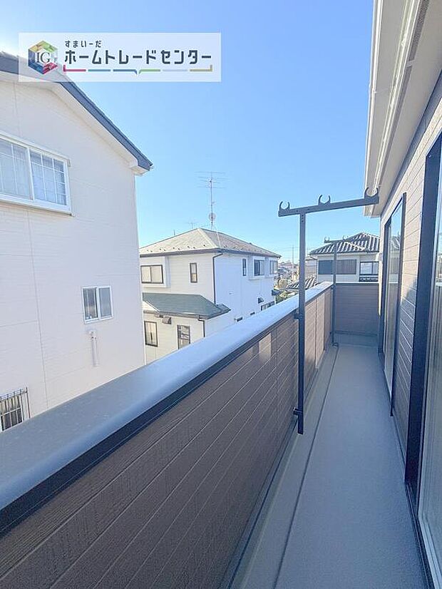 【バルコニー】バルコニーは2部屋以上からの出入りが可能となっております。同じ家族でも生活スタイルが異なる今の時代、昼間お休みになられている方がいても支障なくバルコニーを使えるために必要とされる要素かと思います。