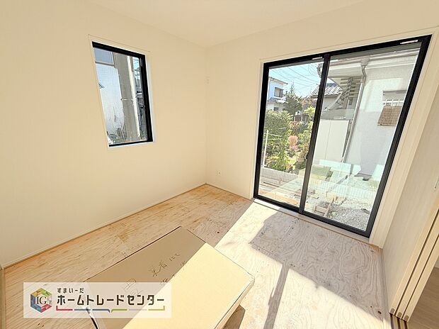 【【和室】】プライベート感を保てる和室を完備しており、来客時の宿泊スペースや書斎などにお使い頂けます。すぐに横になれるのも長くお住まいになられる上では嬉しい空間です。