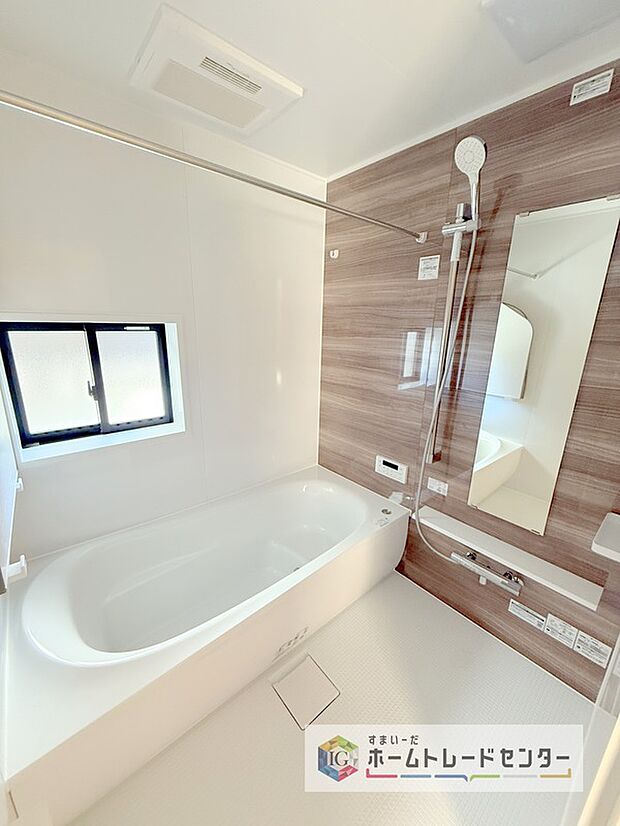 【【浴室】】
一坪タイプのユニットバスは、足をしっかりと延ばして一日の疲れを癒すことが可能です。浴室暖房乾燥機も完備しておりますので、カビの心配が無いのはもちろん、雨の日のお洗濯物はお風呂で乾かせます。