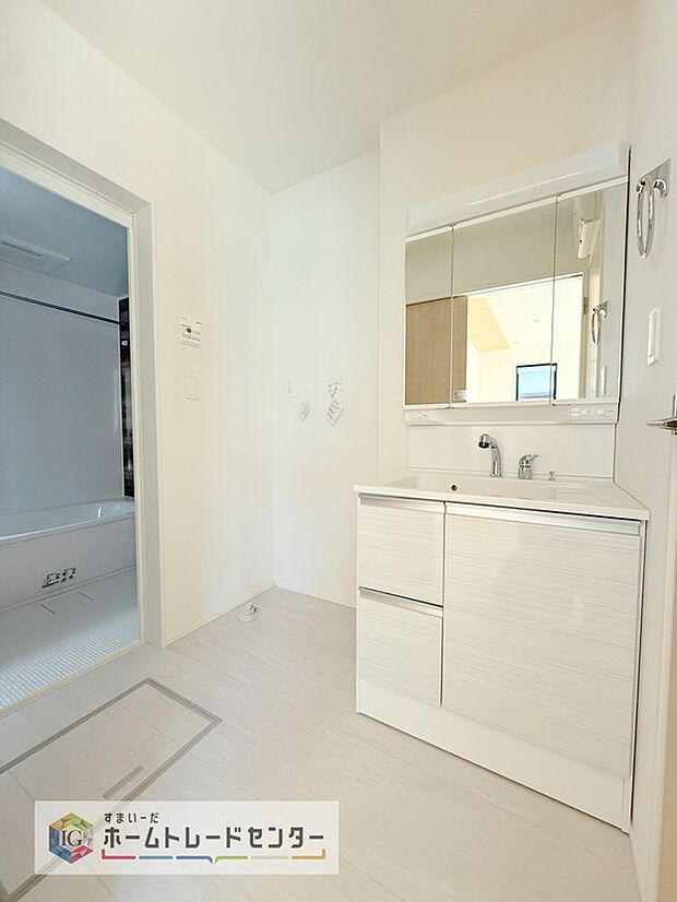 【【洗面所】】
合わせ鏡が可能な3面鏡です。朝の忙しい時間でもの身だしなみのチェックもここだけで完結できます。もちろん鏡の後ろは充分な収納力を持った収納となっており、視界に入る部分はスッキリと片付きます。