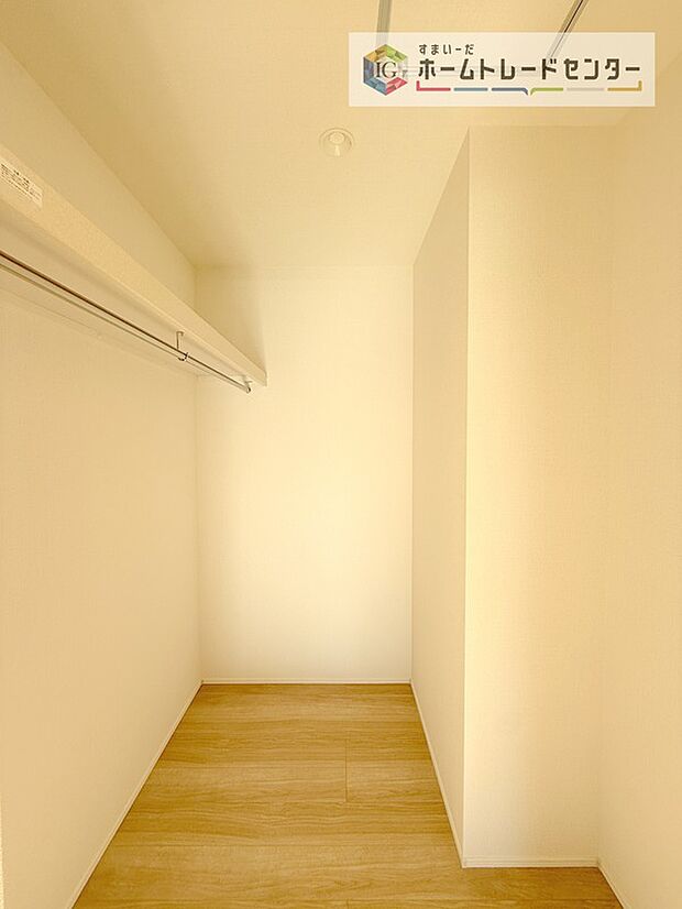 【【ウォークインクローゼット】】お子様との思い出もたっぷりしまえるウォークインクローゼット。衣類だけでなく、鞄などの小物からスーツケースやレジャー用品などの大きな物までたっぷり収納出来ます。