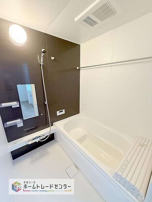 【【浴室】】一坪タイプのユニットバスは、足をしっかりと延ばして一日の疲れを癒すことが可能です。浴室暖房乾燥機も完備しておりますので、カビの心配が無いのはもちろん、雨の日のお洗濯物はお風呂で乾かせます。