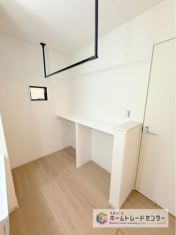 【【室内物干し】】急な雨にも対応できる室内物干しが標準装備のため、バルコニーの屋根を設置するは必要がありません。風の強い日でも気にせずお洗濯ができます。