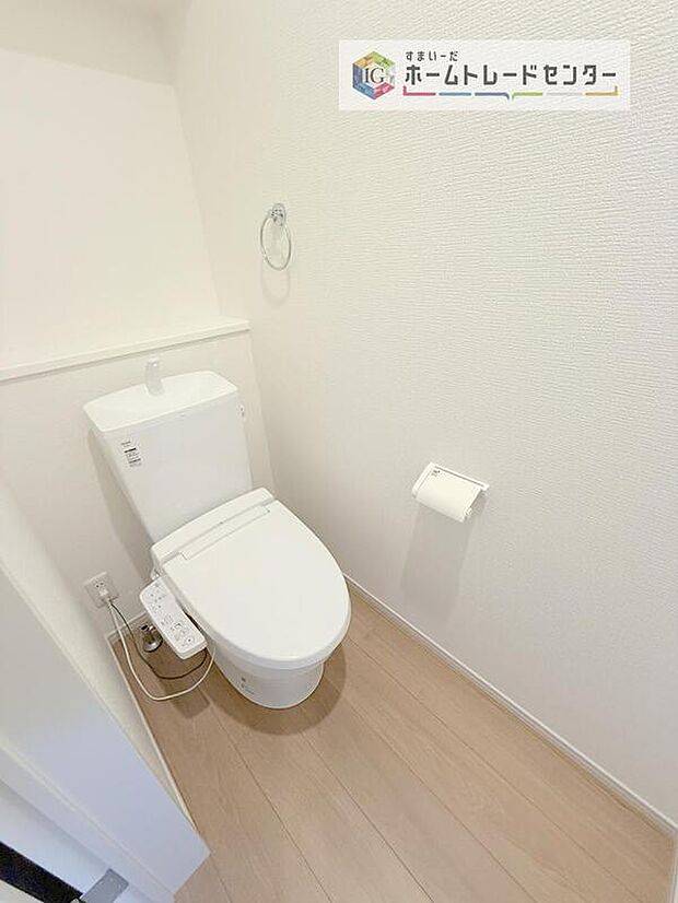 【【トイレ】】暖房機能の付いた便座は冬の寒い日にはあって良かったと本当に思います。もちろん快適で清潔なシャワー機能は標準で備えています。スペースも広くとっているので普段のお掃除もしやすいトイレスペースです。