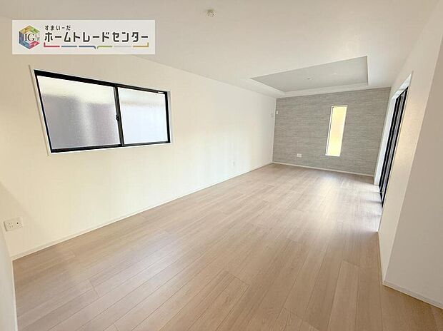 【リビング】複数の方角から部屋へ日光を採り入れることができるため、一日を通して陽当たりが良く部屋が明るくなります。今の時代に欠かせない換気も良好です!