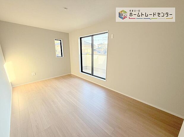 【リビング以外の居室】主寝室は9.7帖、お子様がまだ小さいご家庭なら2階のお部屋はここだけでいいかもしれません、もちろんウォークインクローゼットがついておりますので、荷物に悩まされることなく、好きに家具の配置ができます。