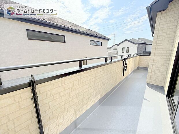 【バルコニー】南面に面したバルコニーはもちろん日当たり良好です。お洗濯物を干していただく際にも楽にできるように奥行きを広くお取りいたしました。明るく、暖かなゆとりあるスペースで快適に家事を行っていただけます。