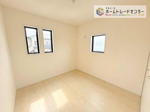 【洋室】2面採光の洋室です。窓からの眺望もよくなり視界が広いので、部屋にいても飽きません、そしてもちろん大切なのは明るさと風通し、明るい日差しと心地よい風で自分のお部屋でくつろげる贅沢をご提供します。