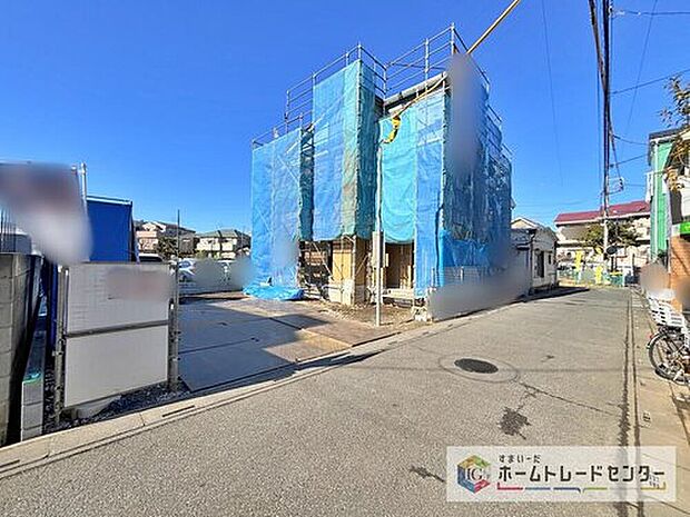 【前面道路含む現地写真】完成してからは見ることのできない、施工方法や構造をしっかりとご確認いただけるのが、建築中の住宅の大きなメリットです。専門知識を持ったスタッフがご説明させていただきます。お気軽にお問い合わせください。