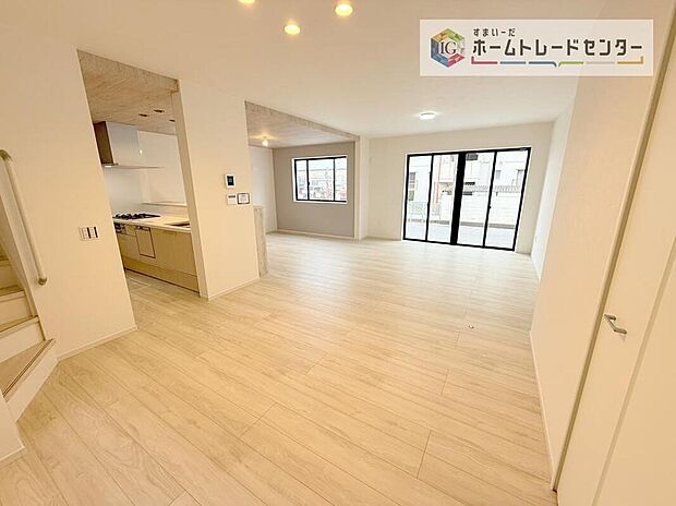 【【リビング】】LDKのリビングスペースです。広く奥行きのあるリビングの為、ダイニング、リビングの各スペースがしっかりと確保できます。お食事の後はこちらに移って皆様でおくつろぎください。