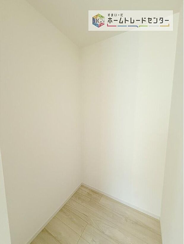 【【収納】】大容量のウォークインクローゼットです。どなた様でも収納に頭を悩ませたことがあるかと思います。ウォークインクローゼットがございますと一気に解決いたしますし、お部屋を最大限の空間ですっきりお使い頂けます。