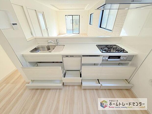 【【システムキッチン】】見栄えもよくお手入れもスムーズに出来ます。豊富な収納力もございますので、キッチンスペースをスッキリとお使い頂けそうです。